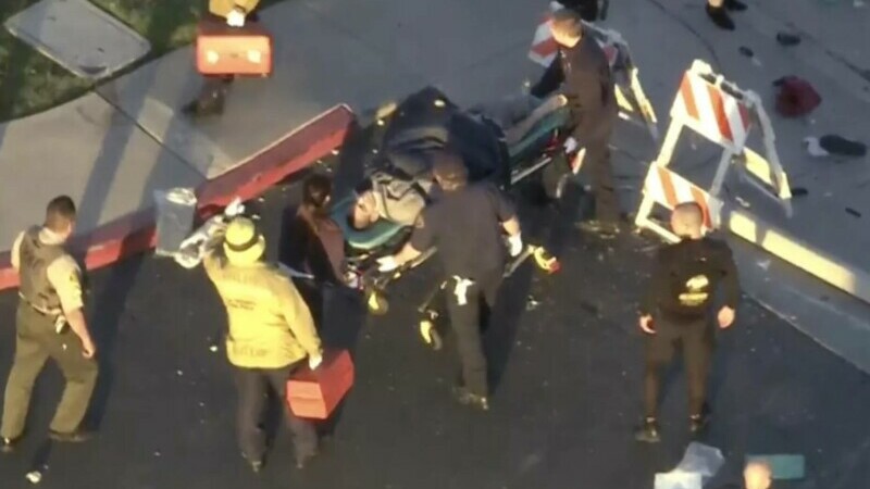 Photo of video | O mașină a intrat într-un grup de polițiști, in Los Angeles. Sunt 25 de victime